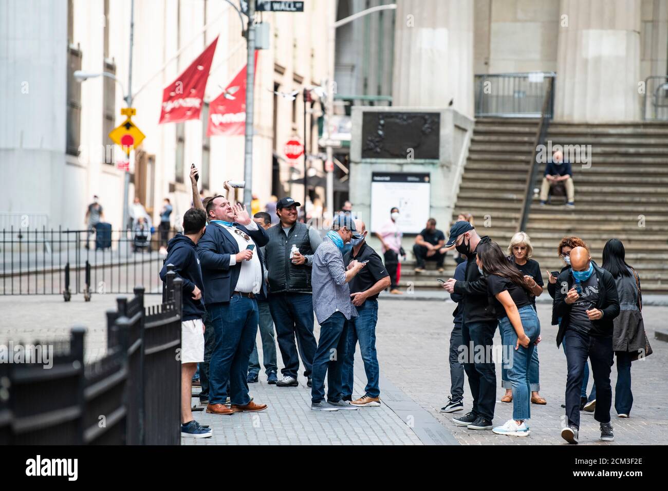 Manhattan, New York, Stati Uniti. 16 Set 2020. I dipendenti di Snowflake celebrano l'IPO dell'azienda tecnologica di fronte alla NYSE a Manhattan, New York. Credito obbligatorio: Kostas Lymperopoulos/CSM/Alamy Live News Foto Stock