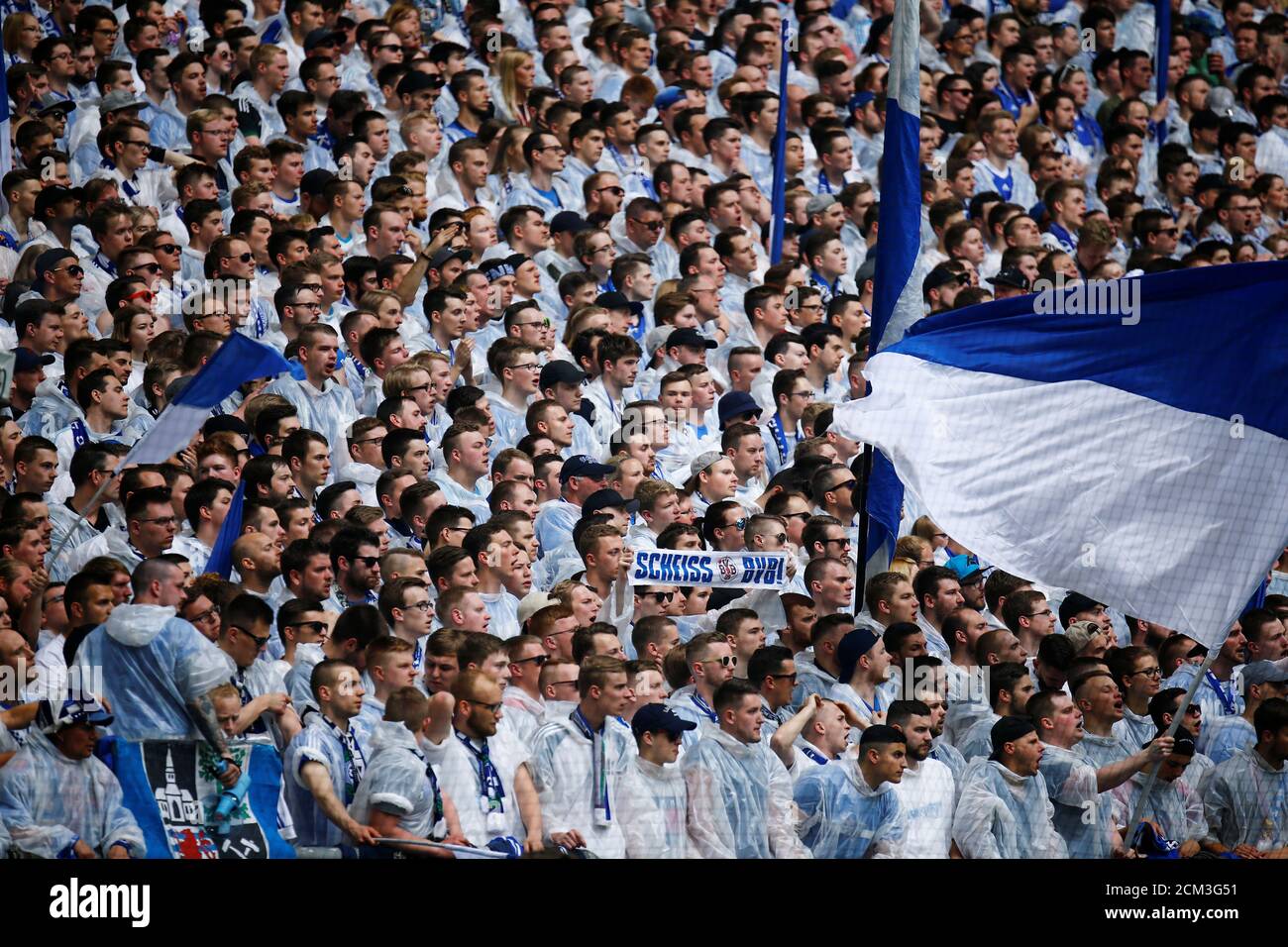 Calcio Calcio - Bundesliga - Schalke 04 vs Borussia Dortmund - Veltins-Arena, Gelsenkirchen, Germania - 15 aprile 2018 tifosi di Schalke REUTERS/LEON KUEGELER DFL REGOLA PER LIMITARE L'USO ONLINE DURANTE IL TEMPO DI PARTITA A 15 IMMAGINI PER GIOCO. LE SEQUENZE DI IMMAGINI PER SIMULARE IL VIDEO NON SONO CONSENTITE IN NESSUN MOMENTO. PER ULTERIORI DOMANDE, CONTATTARE DFL DIRETTAMENTE AL NUMERO + 49 69 650050 Foto Stock