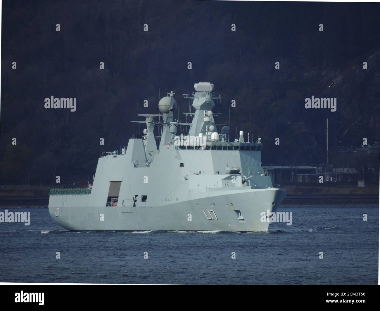 HDMS Esbern Snare (L17), una nave di comando di classe Absalon gestita dalla Royal Danish Navy, passando Gourock al suo arrivo per Joint Warrior 13-1. Foto Stock