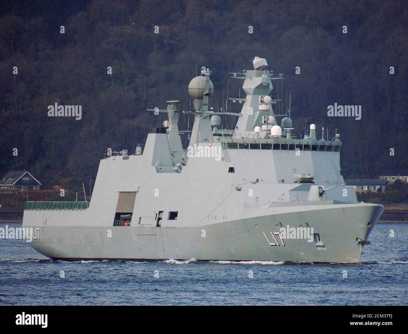 HDMS Esbern Snare (L17), una nave di comando di classe Absalon gestita dalla Royal Danish Navy, passando Gourock al suo arrivo per Joint Warrior 13-1. Foto Stock
