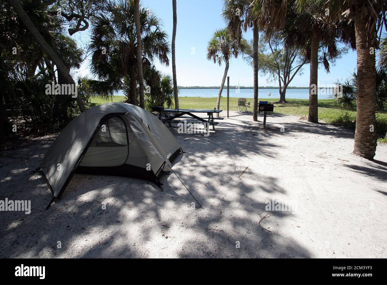 Campeggio ombreggiato boscoso a Fort De Soto Park nella Contea di Pinellas,  Florida sulla spiaggia e sulla baia Foto stock - Alamy