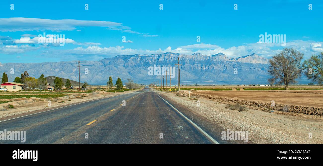 Le montagne Guadalupe in lontananza visto da un'auto sulla strada. Foto Stock