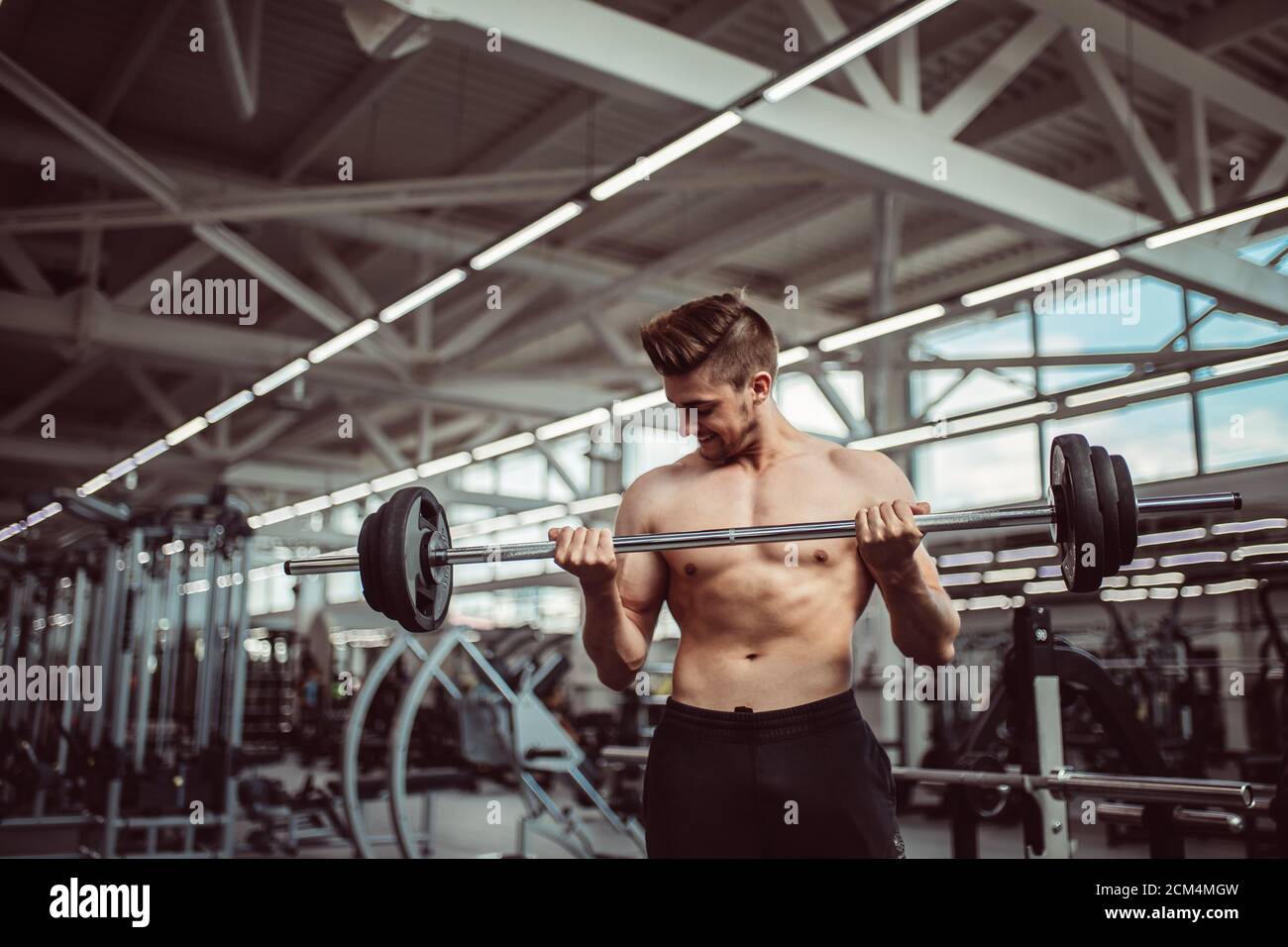 Forte barbuto uomo caucasico ad una palestra crossfit sollevamento di un barbell. Foto Stock