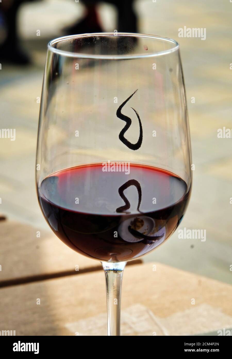Bicchiere di vino monogrammato con di Merlot Foto Stock