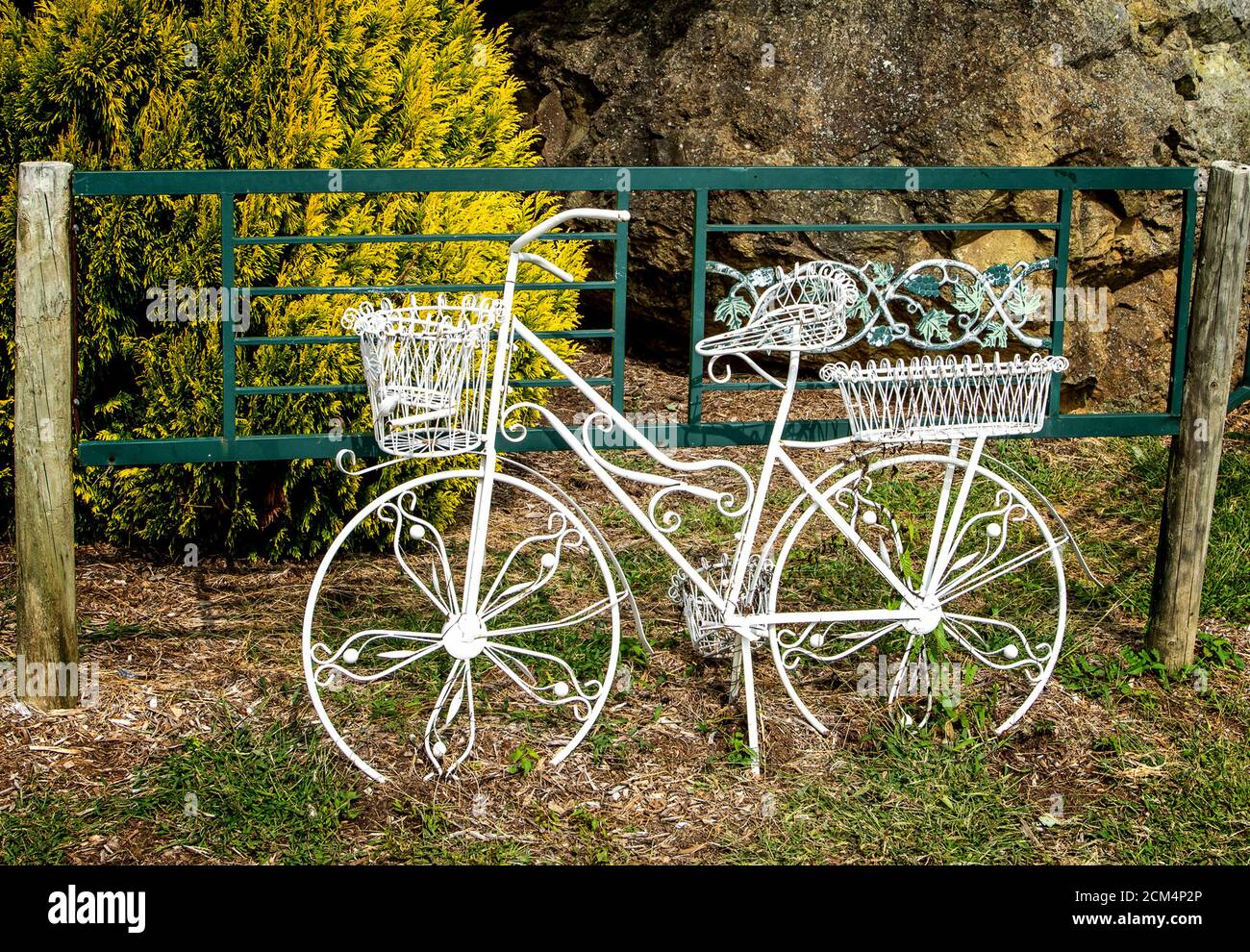 La bicicletta si appoggia su una recinzione Foto Stock