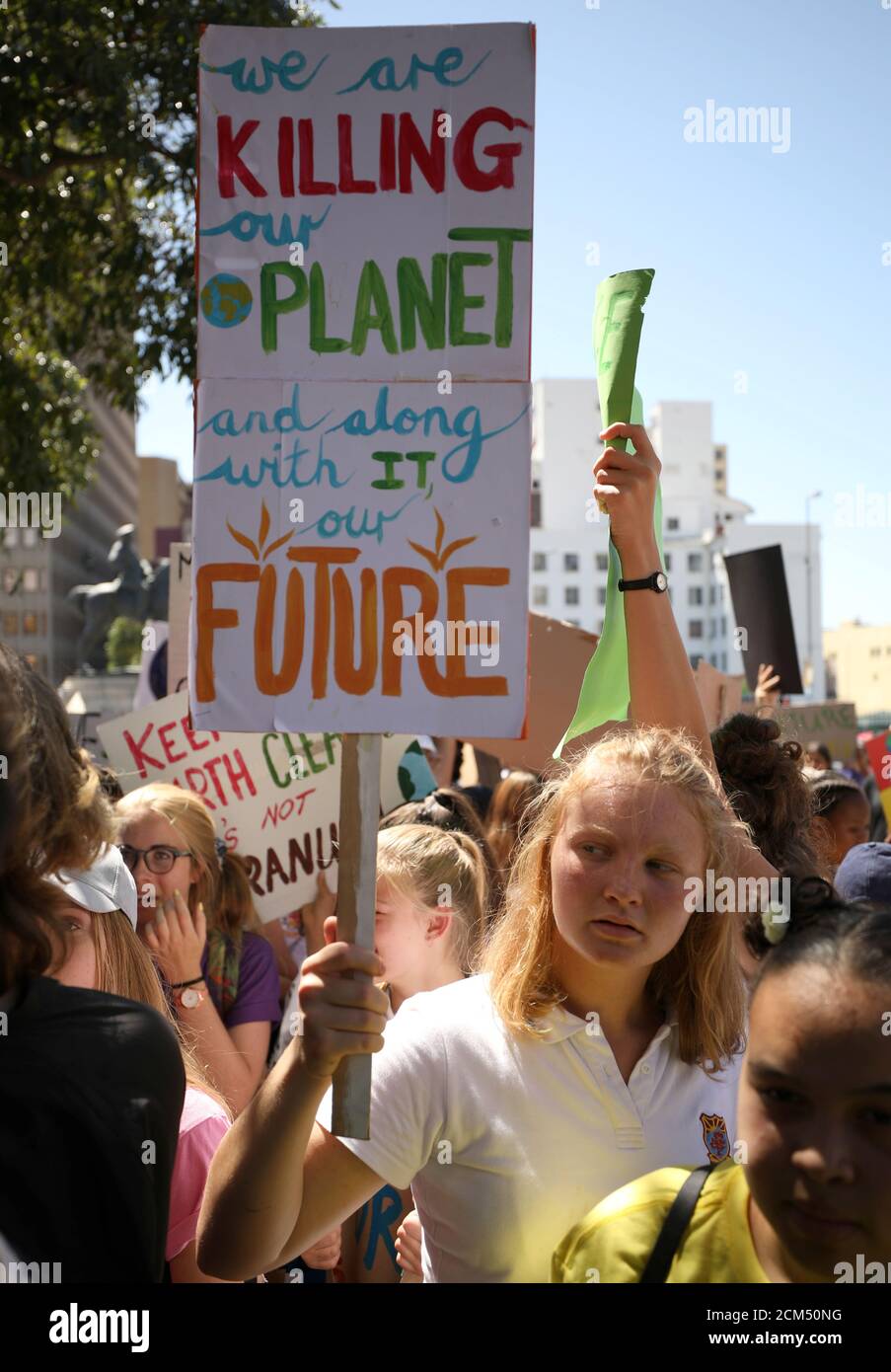 Gli studenti prendono parte a una protesta globale contro il cambiamento climatico a Città del Capo, Sud Africa, il 15 marzo 2019. REUTERS/Mike Hutchings Foto Stock
