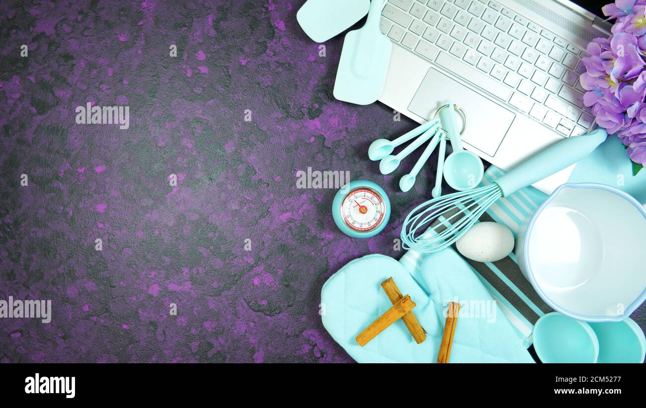 Cucinando cibo tema spazio di lavoro desktop con computer portatile su elegante sfondo viola testurizzato. Vista dall'alto blog Hero testata creativa composizione piatta posa Foto Stock