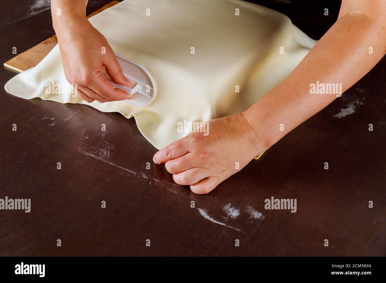 Torta di copertura professionale per panettiere con fondente più liscio. Fare torta di compleanno. Foto Stock