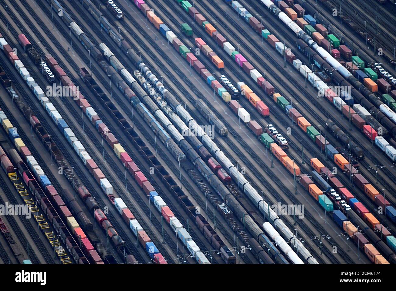 I container vengono caricati sui treni merci presso il cantiere di smistamento ferroviario di Maschen, nei pressi di Amburgo, Germania, il 14 novembre 2019. REUTERS/Fabian Bimmer Foto Stock