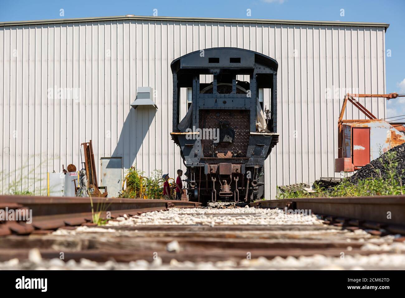 Due ragazzi ispezionano la locomotiva a vapore Wabash RR numero 534 fuori dalla Fort Wayne Railroad Historical Society a New Haven, Indiana, USA. Foto Stock