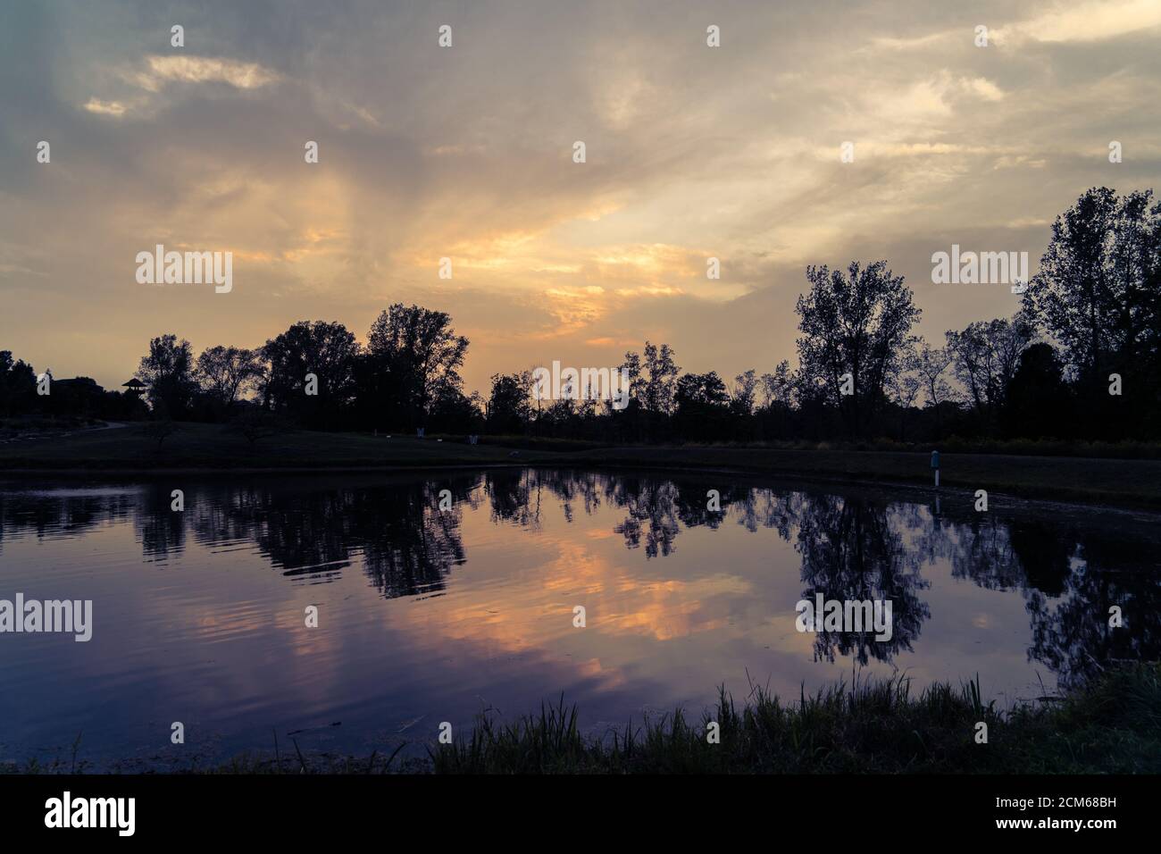 Tramonto bello e frizzante su un lago Foto Stock