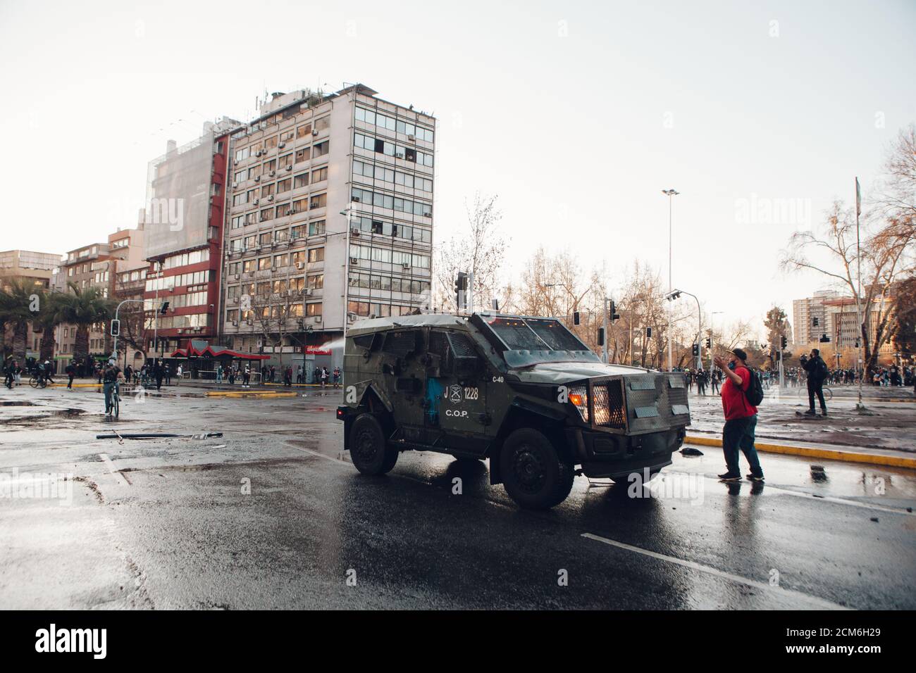 SANTIAGO, CILE - 11 SETTEMBRE 2020 - la polizia armata veicolante manifestanti circa mezzi dissuasivi che saranno utilizzati per tenere la protesta. Cento Foto Stock