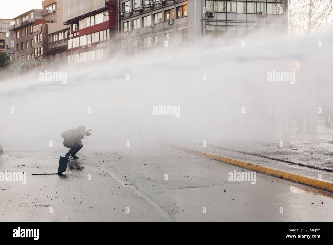 SANTIAGO, CILE - 11 SETTEMBRE 2020 - UN cannone ad acqua della polizia disperde i manifestanti contro il governo di Sebastian Pinera. Centinaia di persone sono giunse al Th Foto Stock