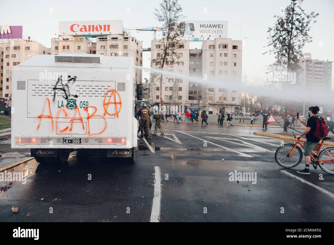SANTIAGO, CILE - 11 SETTEMBRE 2020 - UN cannone ad acqua della polizia, con graffiti ACAB disperde manifestanti contro il governo di Sebastian Pinera. Centinaia Foto Stock