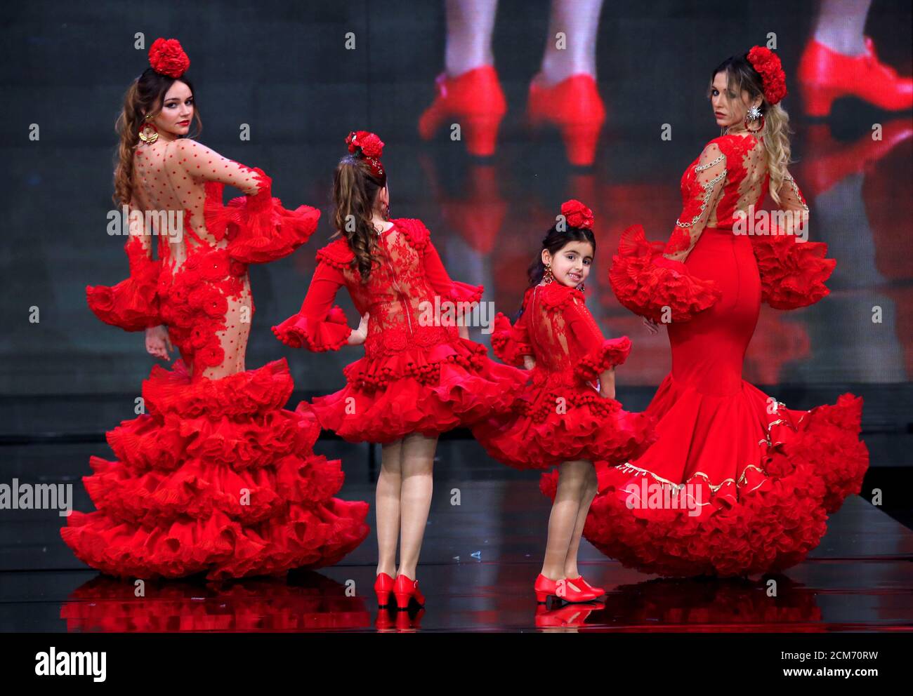 Modelli presenti creazioni di Teressa Ninu durante il Salone Internazionale della Moda di Flamenco (SIMOF) nella capitale andalusa di Siviglia, Spagna 1 febbraio 2020. REUTERS/Marcello del Pozo Foto Stock