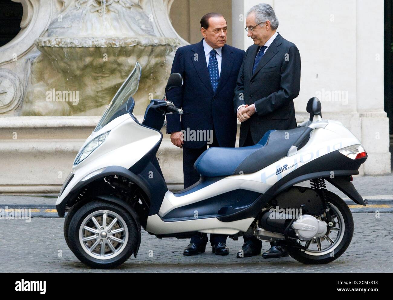 Il primo ministro italiano Silvio Berlusconi (L) e il presidente di Piaggio  Roberto Colaninno presentano il nuovo scooter ibrido Piaggio MP3 al palazzo  Chigi a Roma il 28 maggio 2009. REUTERS/Remo Casilli (