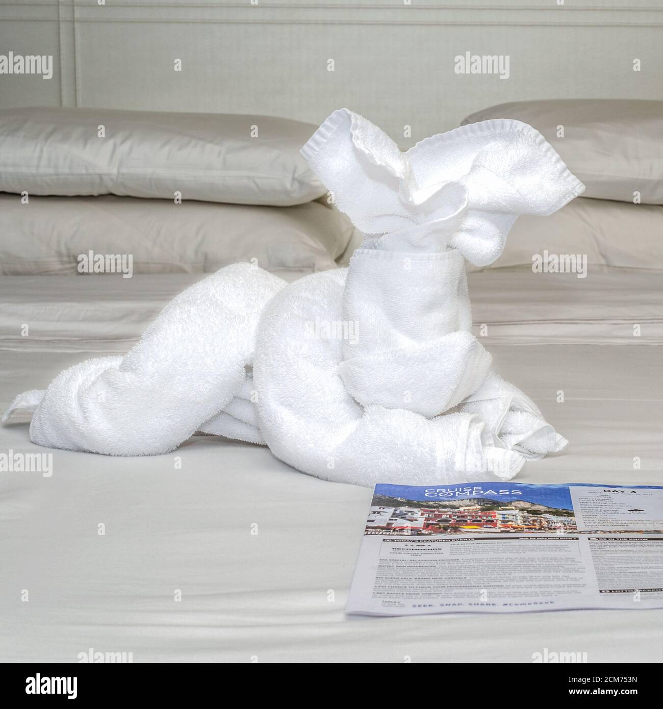 nave da crociera, cabina interna sul liner, balcone virtuale, telo, giornale Foto Stock