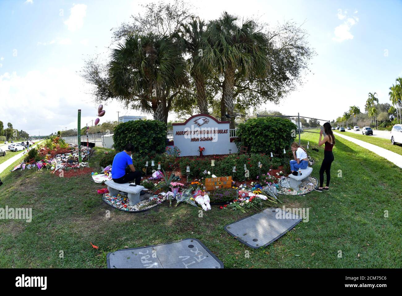 Parco, FL - 14 FEBBRAIO: Le Vittime del parco Si Sono Ricordate Alla High School di MSD dove il tiro ha avuto luogo Il Due anniversario di tiro in cui 17 allievi sono stati lasciati morti. Diciassette persone sono state uccise e uccise da un ex studente alla Marjory Stoneman Douglas High School (MSD) di Parkland, Florida, il 14 febbraio 2018. Studenti ed educatori di tutto il paese segnano anche la giornata con veglie, momenti di silenzio, progetti artistici e altre manifestazioni. La polizia ha originariamente arrestato l'ex studente Nikolas Cruz, di 19 anni, per aver ucciso 17 persone alla Marjory Stoneman Douglas High School, a Pi Foto Stock