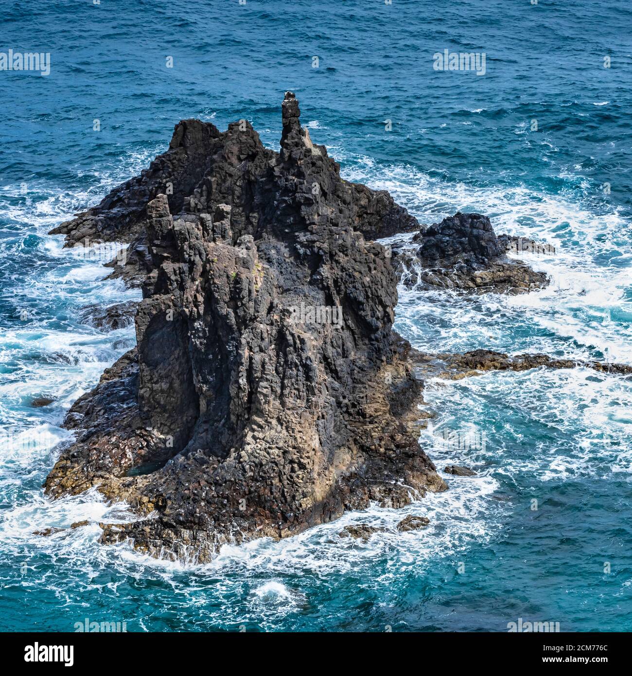 piccola isola, lava congelata nell'oceano, mare blu, tenerife Foto Stock