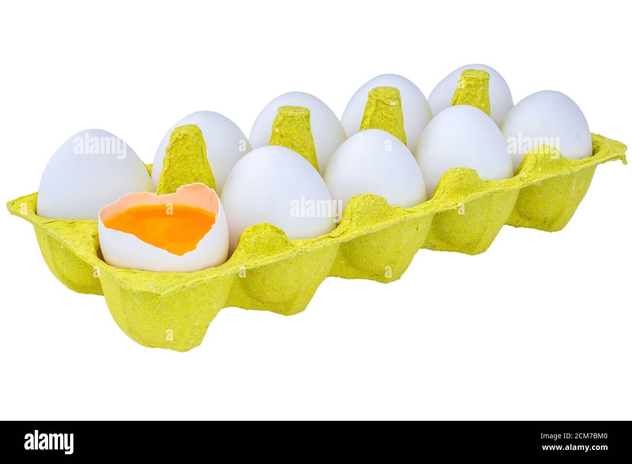 uova di pollo in una confezione, isolate su sfondo bianco, un uovo è aperto, concetto di cibo Foto Stock