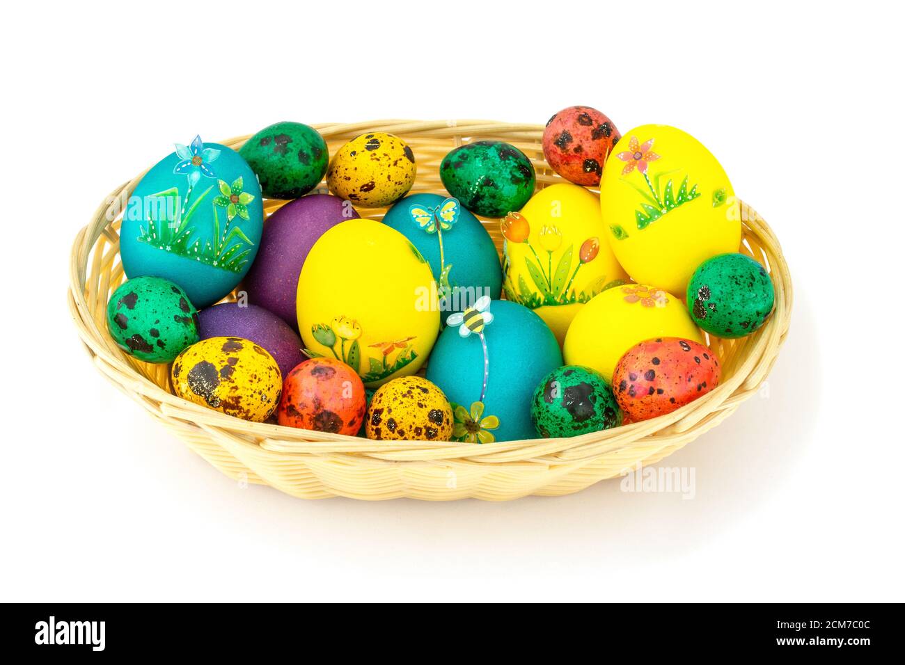 Uova di Pasqua in un cestino di legno, uova splendidamente decorate, sfondo bianco isolato Foto Stock