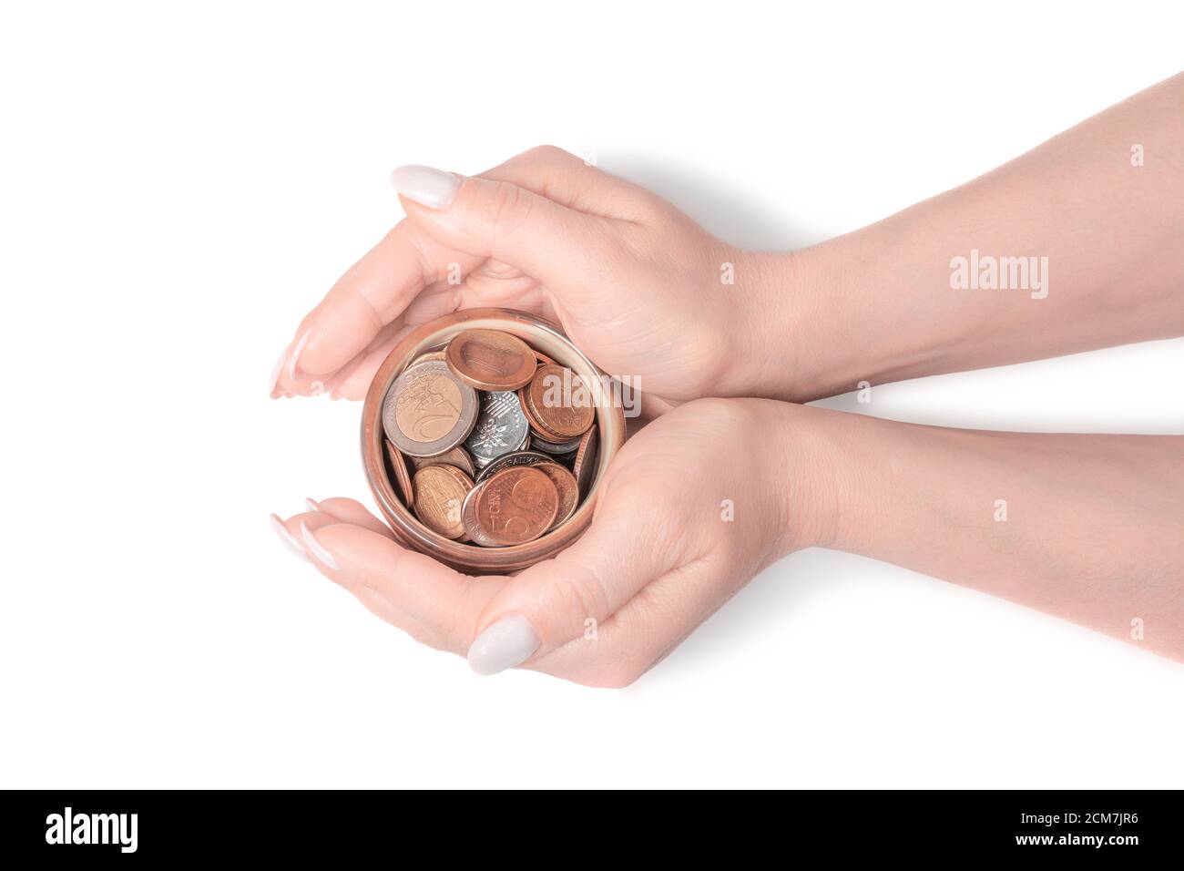 Giovane donna con soldi in mano giara, donazione, risparmio, beneficenza, concetto di piano di finanziamento familiare, pacchetto di salvataggio stimolo economico Coronavirus, crisi finanziaria Foto Stock