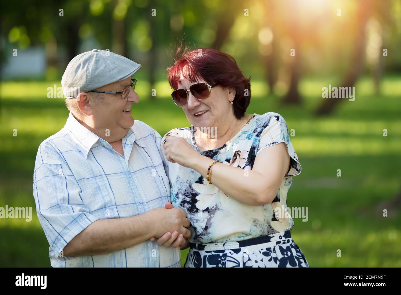 Felice coppia anziana. Bei cittadini anziani, uomini e donne. Marito e moglie di vecchiaia per una passeggiata. Foto Stock