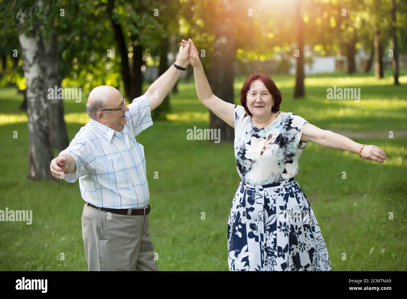 Felice anziana coppia danzante. Bei cittadini anziani, uomini e donne. Marito e moglie di vecchiaia per una passeggiata. Foto Stock