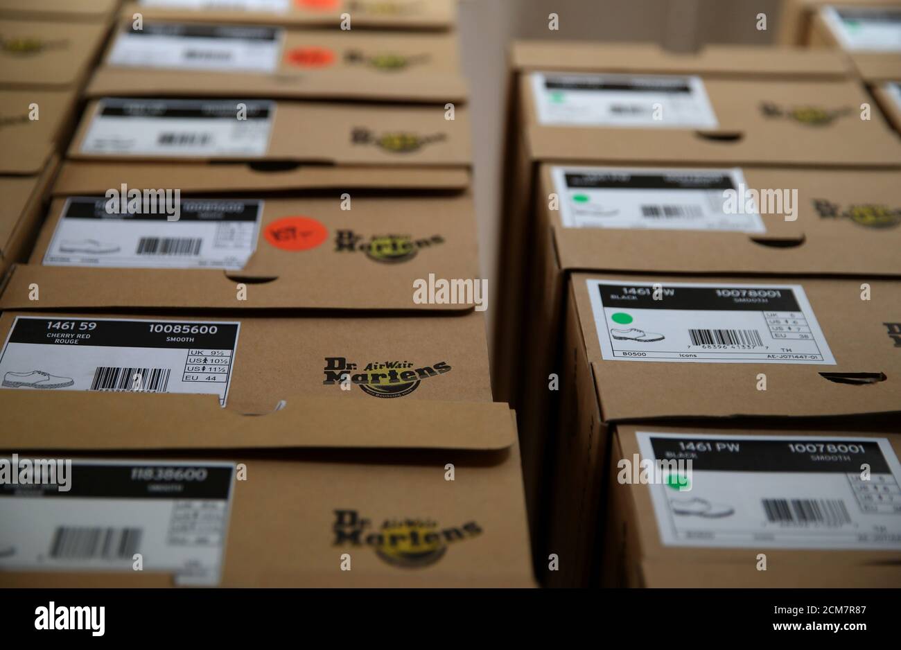 Scatole di scarpe Dr. Martens sono raffigurate nel magazzino del rivenditore  locale di calzature 'Popp IT Up' a Bussigny vicino a Losanna, Svizzera 24  Aprill, 2019. REUTERS/Denis Balibouse Foto stock - Alamy