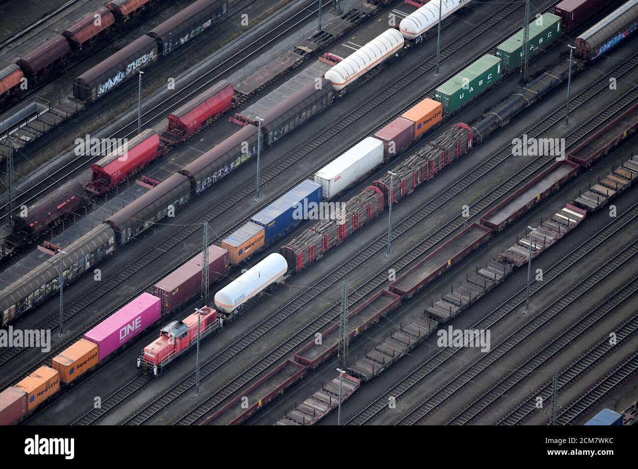 I container vengono caricati sui treni merci presso il cantiere di smistamento ferroviario di Maschen, nei pressi di Amburgo, Germania, il 14 novembre 2019. REUTERS/Fabian Bimmer Foto Stock