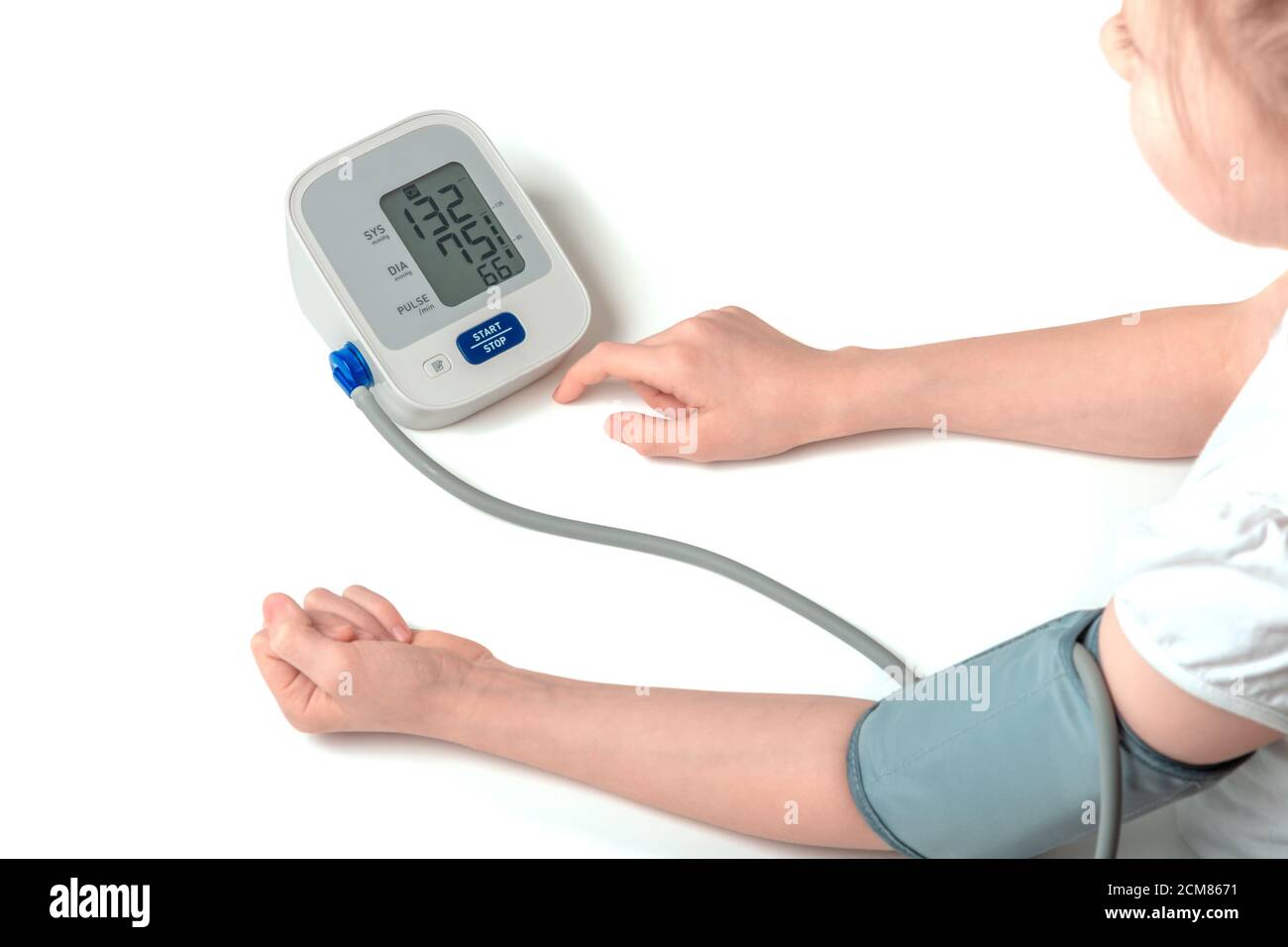la bambina misura la sua stessa pressione sanguigna, concetto di cardiologia pediatrica, sfondo bianco isolato Foto Stock