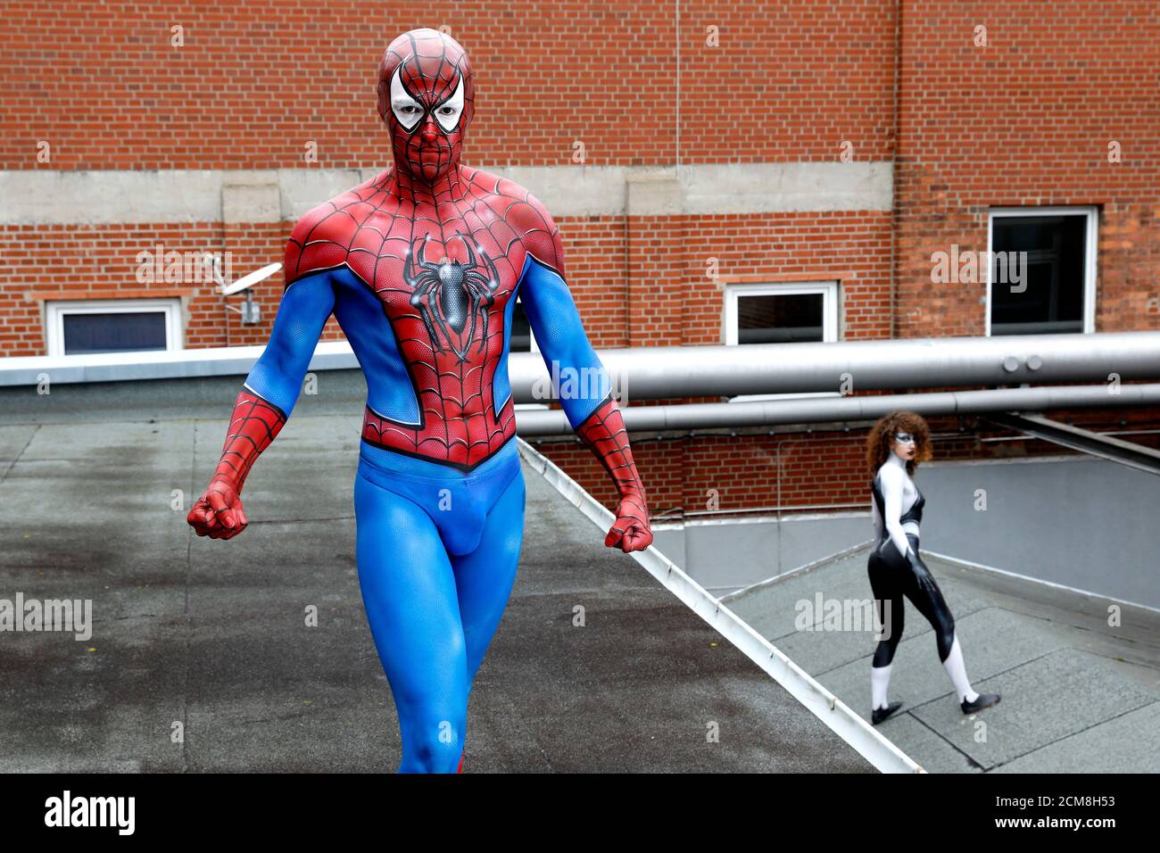 GEEK ART - Bodypainting e Transformaking: Spider-Man e Spider-Gwen fotografare con Patrick Kiel e Lena Kiel all'Hefehof di Hamelin il 15 settembre 2020 - un progetto del fotografo Tschiponnique Skupin e del bodypainter Enrico Lein Foto Stock