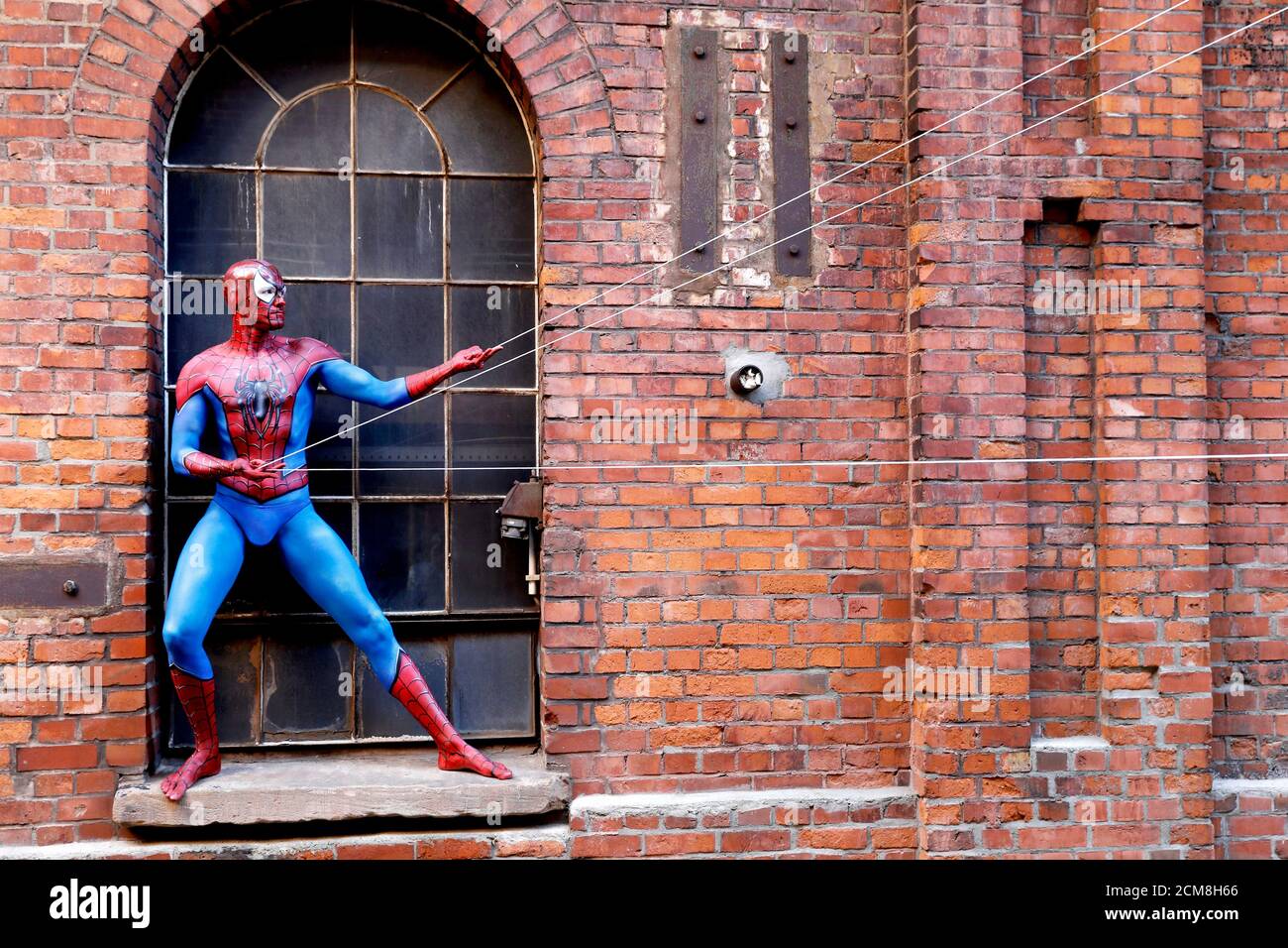 GEEK ART - Bodypainting e Transformaking: Spider-Man e Spider-Gwen fotografare con Patrick Kiel e Lena Kiel all'Hefehof di Hamelin il 15 settembre 2020 - un progetto del fotografo Tschiponnique Skupin e del bodypainter Enrico Lein Foto Stock