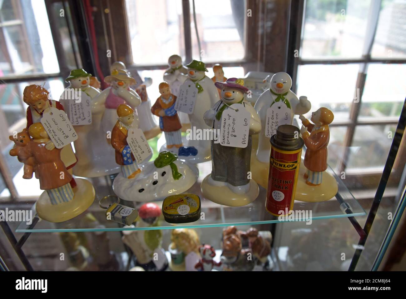 Una selezione di modelli in ceramica dal libro e film di Snowman in un centro di antiquariato a Leominster, Herefordshire Foto Stock
