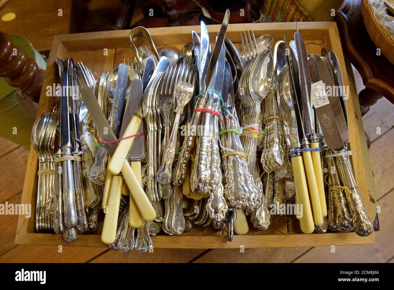 Una selezione di posate vintage in vendita in un centro di antiquariato a Leominster, Herefordshire Foto Stock