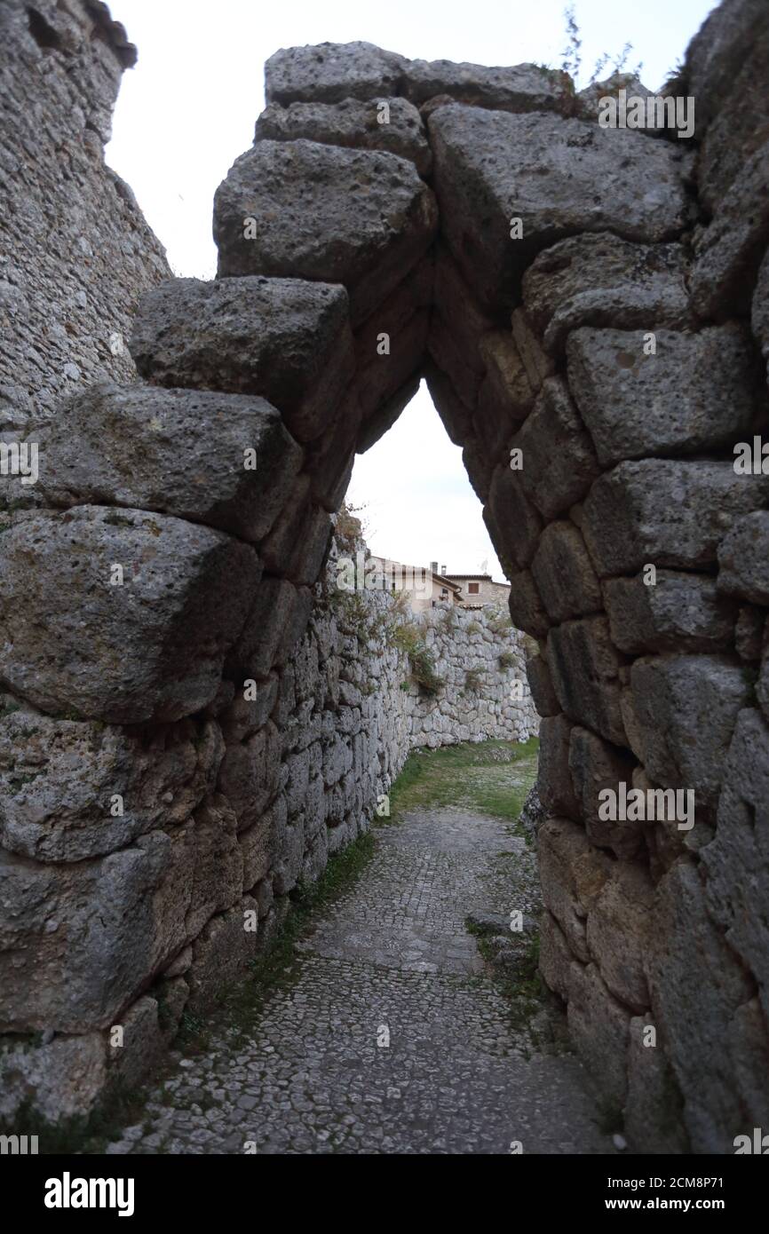 Arpino, Italia - 16 settembre 2020: L'arco rotondo all'ingresso dell'antica città sull'acropoli di Arpino Foto Stock