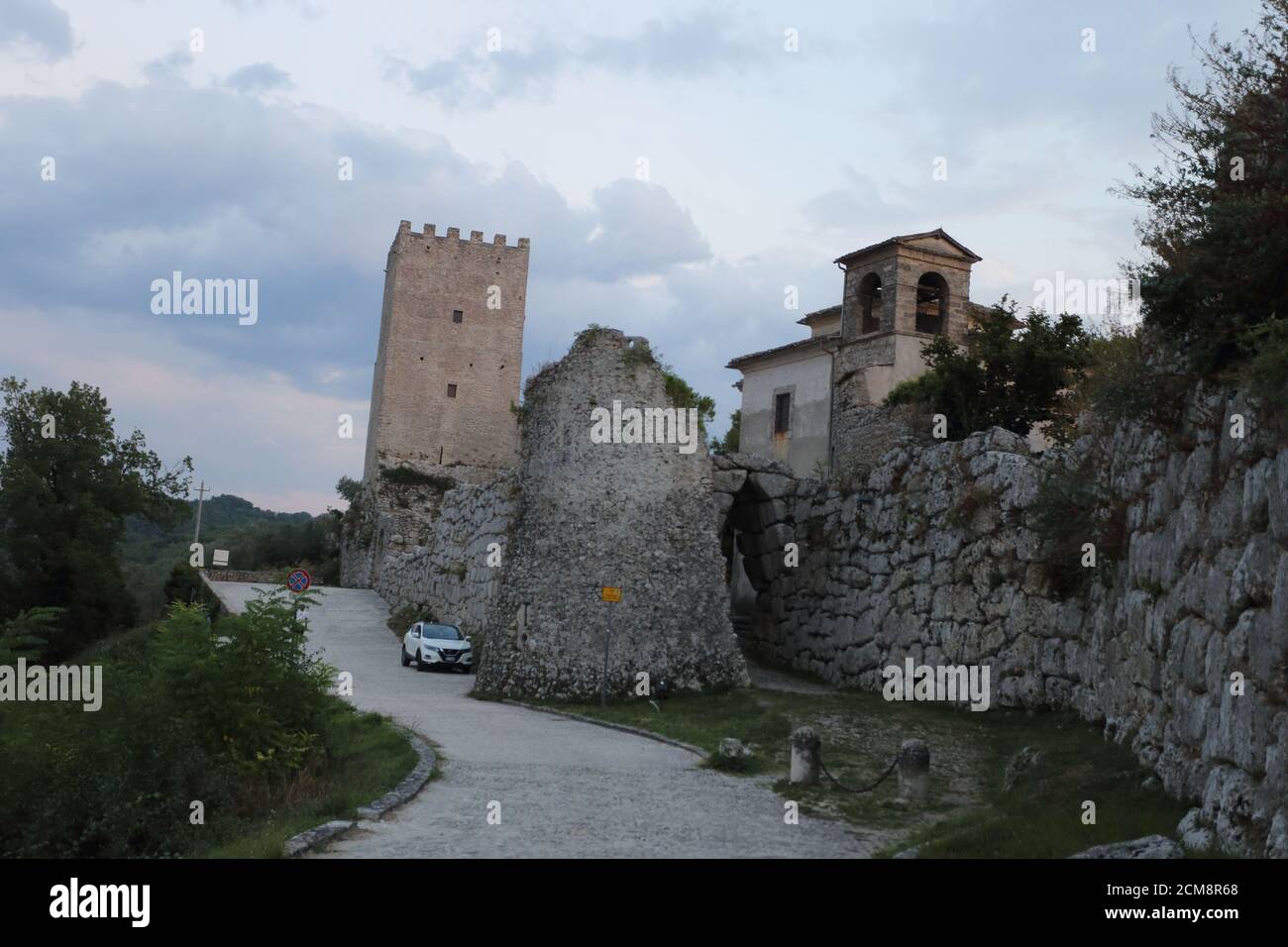Arpino, Italia - 16 settembre 2020: L'arco rotondo all'ingresso dell'antica città sull'acropoli di Arpino Foto Stock