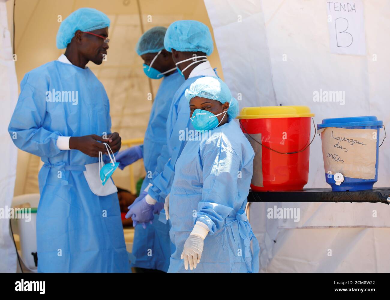 Il personale medico aspetta di curare i pazienti in un centro di colera istituito dopo il ciclone Idai a Beira, Mozambico, il 29 marzo 2019. REUTERS/Mike Hutchings Foto Stock