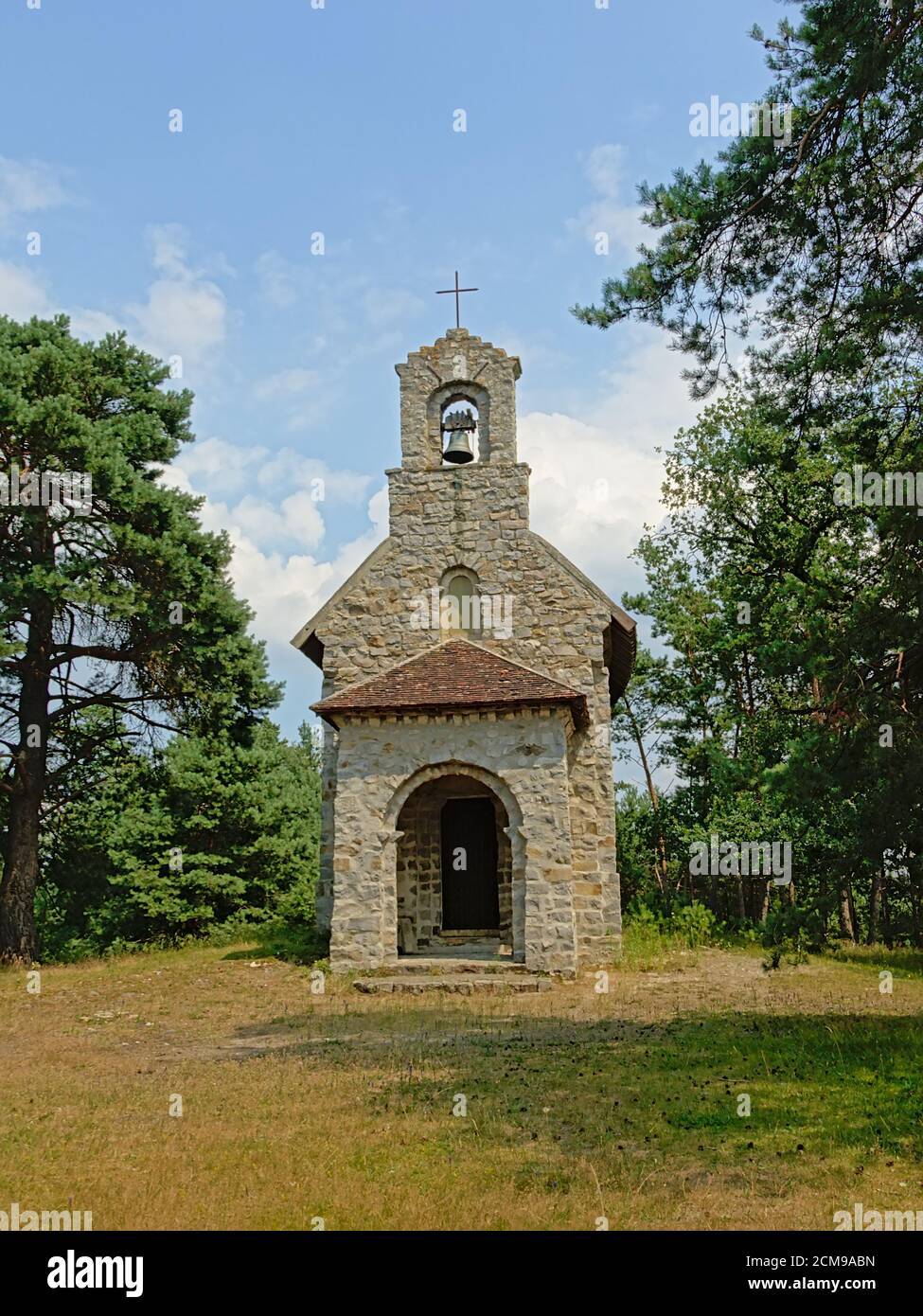 Piccola vecchia cappella romana nella foresta di Ermenonville, Francia Foto  stock - Alamy