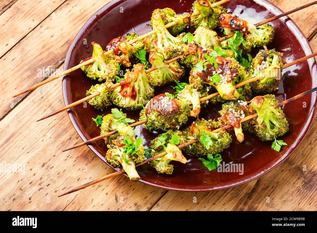 Kebab vegetale di cavolo di broccoli su rustico sfondo di legno Foto Stock