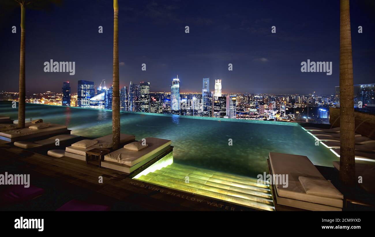 A Singapore dalla zona piscina su un grattacielo tetto Foto Stock