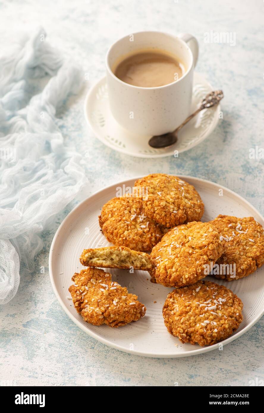 Biscotti al miglio senza glutine con fiocchi di cocco. Foto Stock