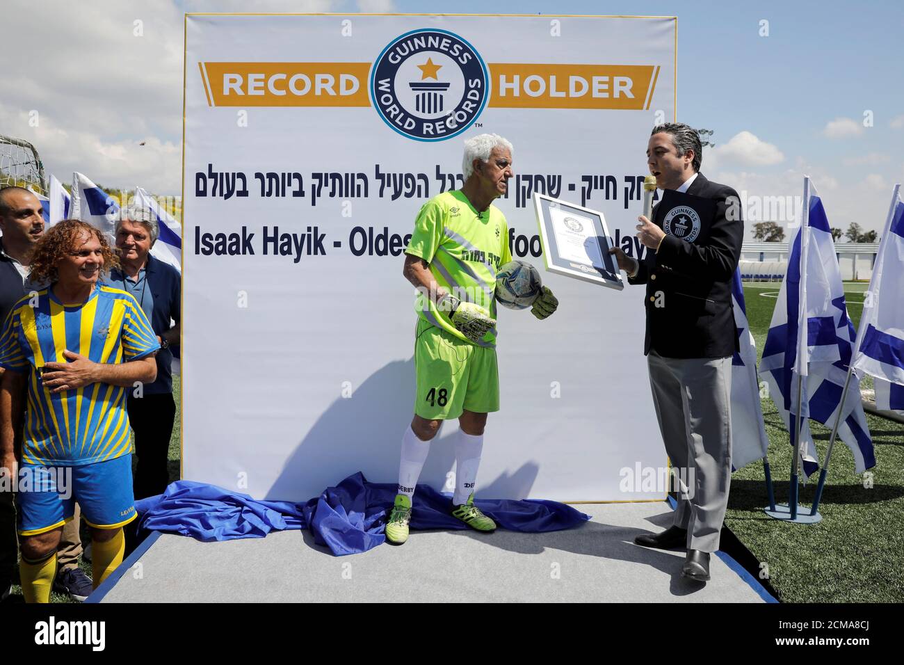 Isaak Hayik, 73 anni, celebra come riceve il Guinness World Record per il  più vecchio giocatore vivente di calcio dopo una partita con la squadra di  calcio israeliana Ironi o Yehuda, in