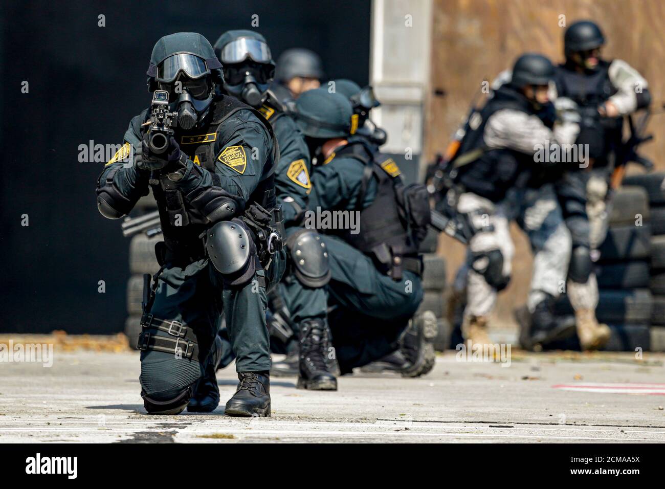 Partecipano i membri della squadra di polizia bosniaca antiterrorismo in un trapano antiterrorismo Foto Stock