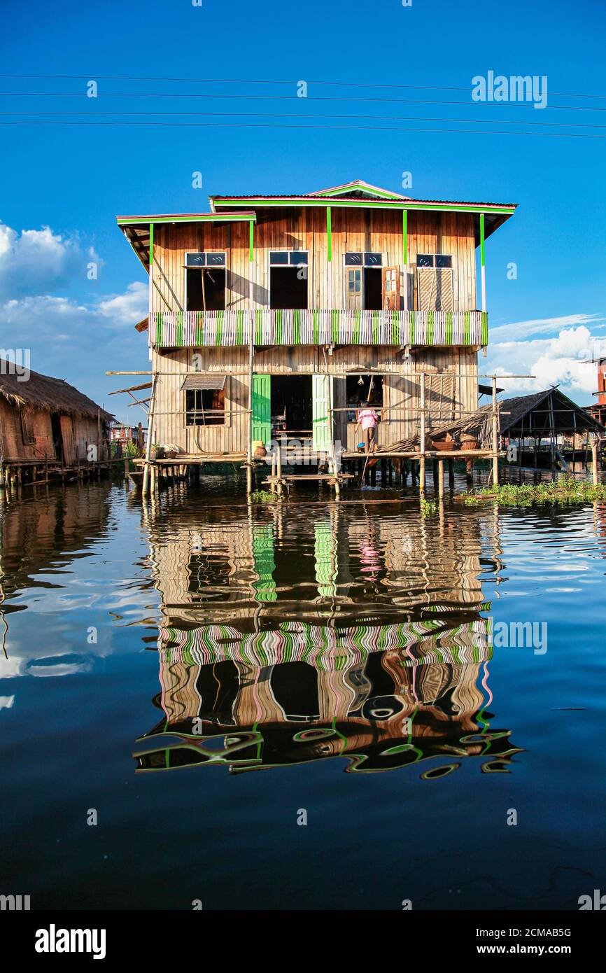 Case galleggianti in legno sul lago Inle a Shan, Myanmar, ex Birmania in Asia Foto Stock