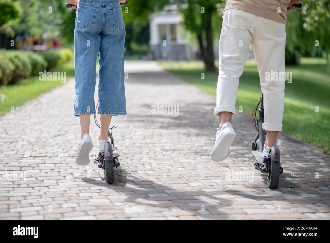 Primo piano immagine di un paio di scooter da guida Foto Stock