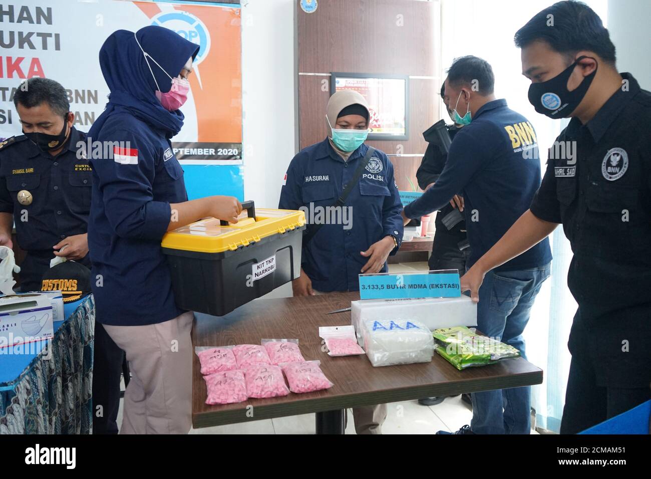 Makassar, Indonesia. 17 Settembre 2020. Gli ufficiali forensi della polizia del Sulawesi del Sud esaminano le prove di migliaia di pillole di ecstasy dai commercianti sospetti di narcotici durante una conferenza stampa per la divulgazione e la distruzione di migliaia di pillole di ecstasy da parte dell'Agenzia nazionale dei narcotici della provincia del Sulawesi del Sud. (Foto di Herwin Bahar/Pacific Press) Credit: Pacific Press Media Production Corp./Alamy Live News Foto Stock