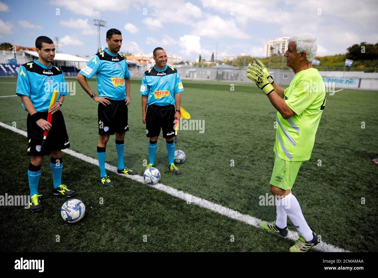 Isaak Hayik, 73 anni, gioca mentre rompe il Guinness World Record per il  più vecchio calciatore vivente mentre gioca in posizione portiere in una  partita con la squadra di calcio Ironi o