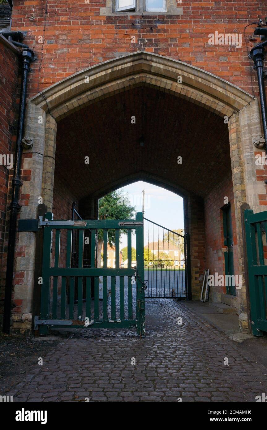 Affacciato dall'ingresso del cimitero vittoriano di Boston Foto Stock