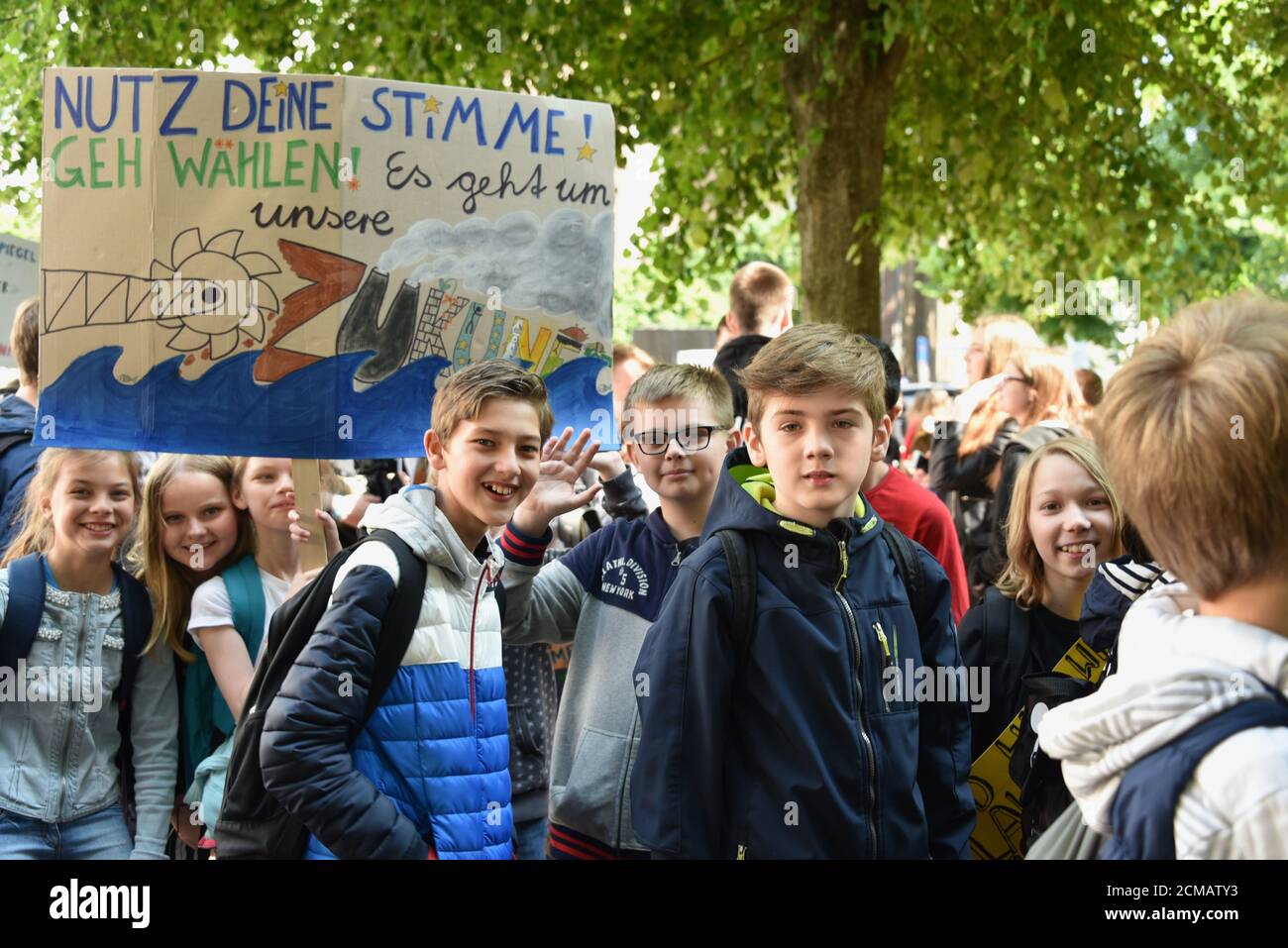 I partecipanti con i loro poster al venerdì per la futura dimostrazione Sulla Giornata mondiale del cambiamento climatico a Duesseldorf Foto Stock